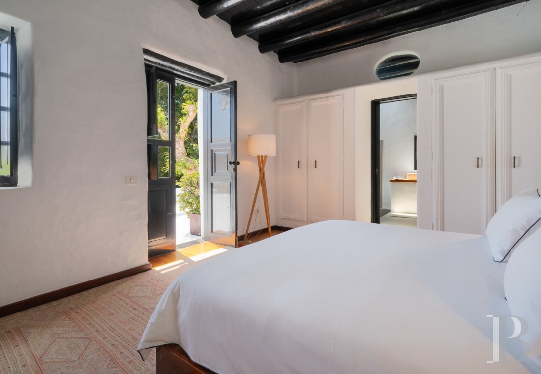 An old finca renovated in a contemporary style on the island of Lanzarote, in the Canary Islands - photo  n°17